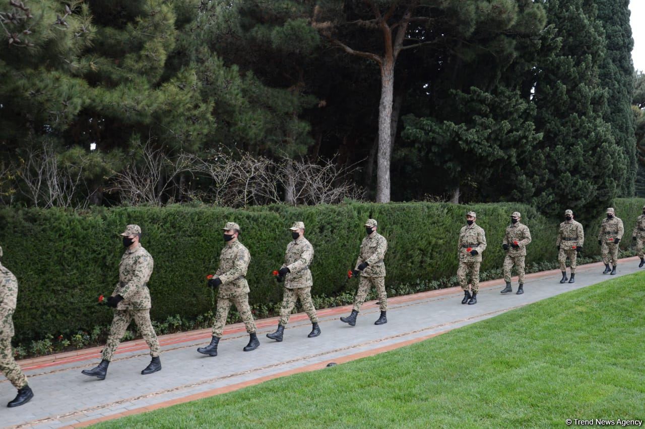 Azərbaycan ictimaiyyəti ulu öndər Heydər Əliyevin xatirəsini yad edir (FOTO)