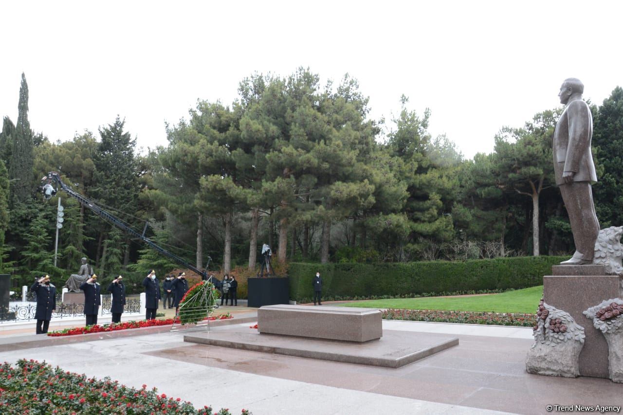 Azərbaycan ictimaiyyəti ulu öndər Heydər Əliyevin xatirəsini yad edir (FOTO)