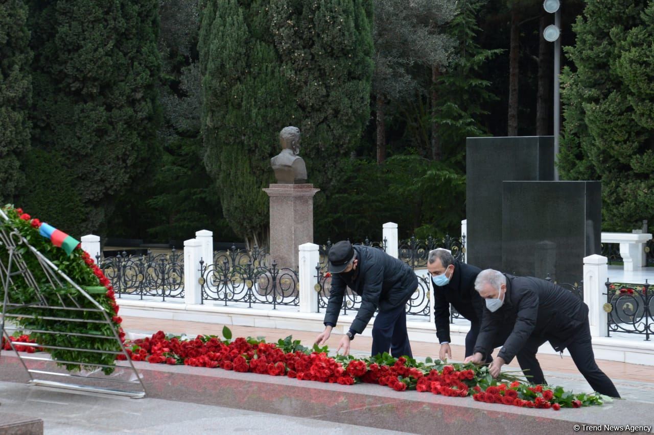 Azərbaycan ictimaiyyəti ulu öndər Heydər Əliyevin xatirəsini yad edir (FOTO)