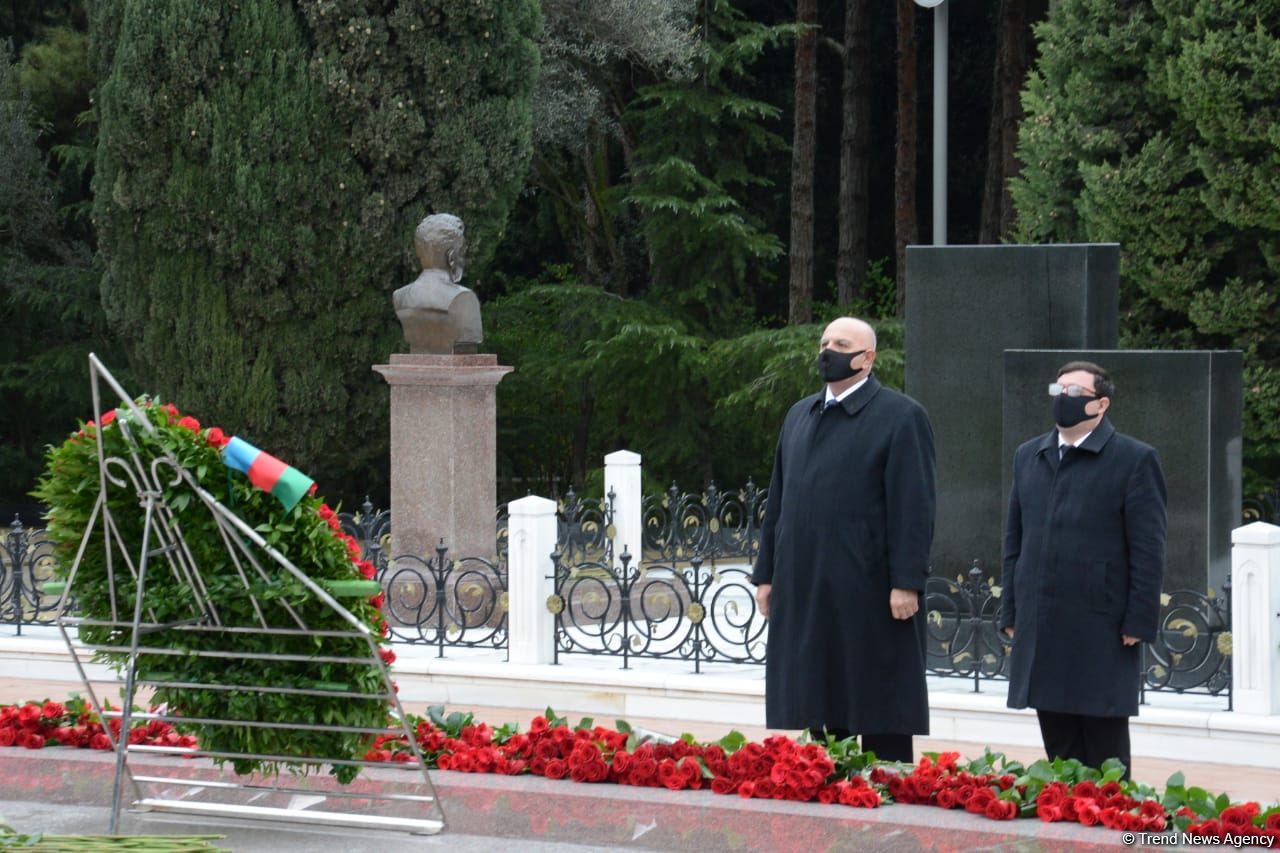Azərbaycan ictimaiyyəti ulu öndər Heydər Əliyevin xatirəsini yad edir (FOTO)