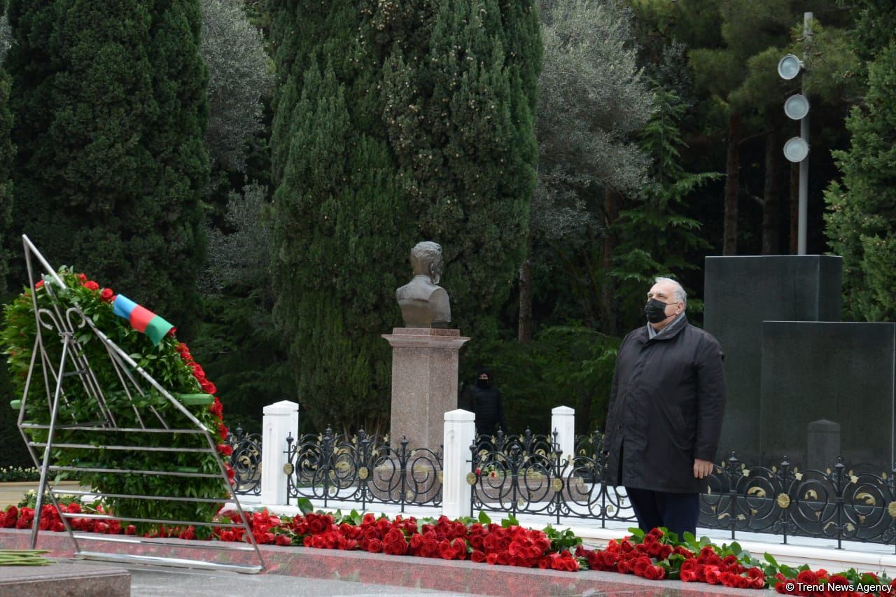 Azərbaycan ictimaiyyəti ulu öndər Heydər Əliyevin xatirəsini yad edir (FOTO)