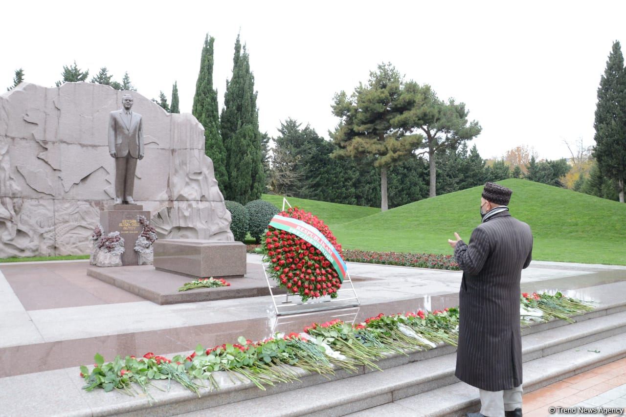 Azərbaycan ictimaiyyəti ulu öndər Heydər Əliyevin xatirəsini yad edir (FOTO)