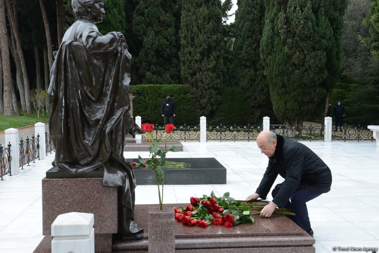 Azərbaycan ictimaiyyəti ulu öndər Heydər Əliyevin xatirəsini yad edir (FOTO)