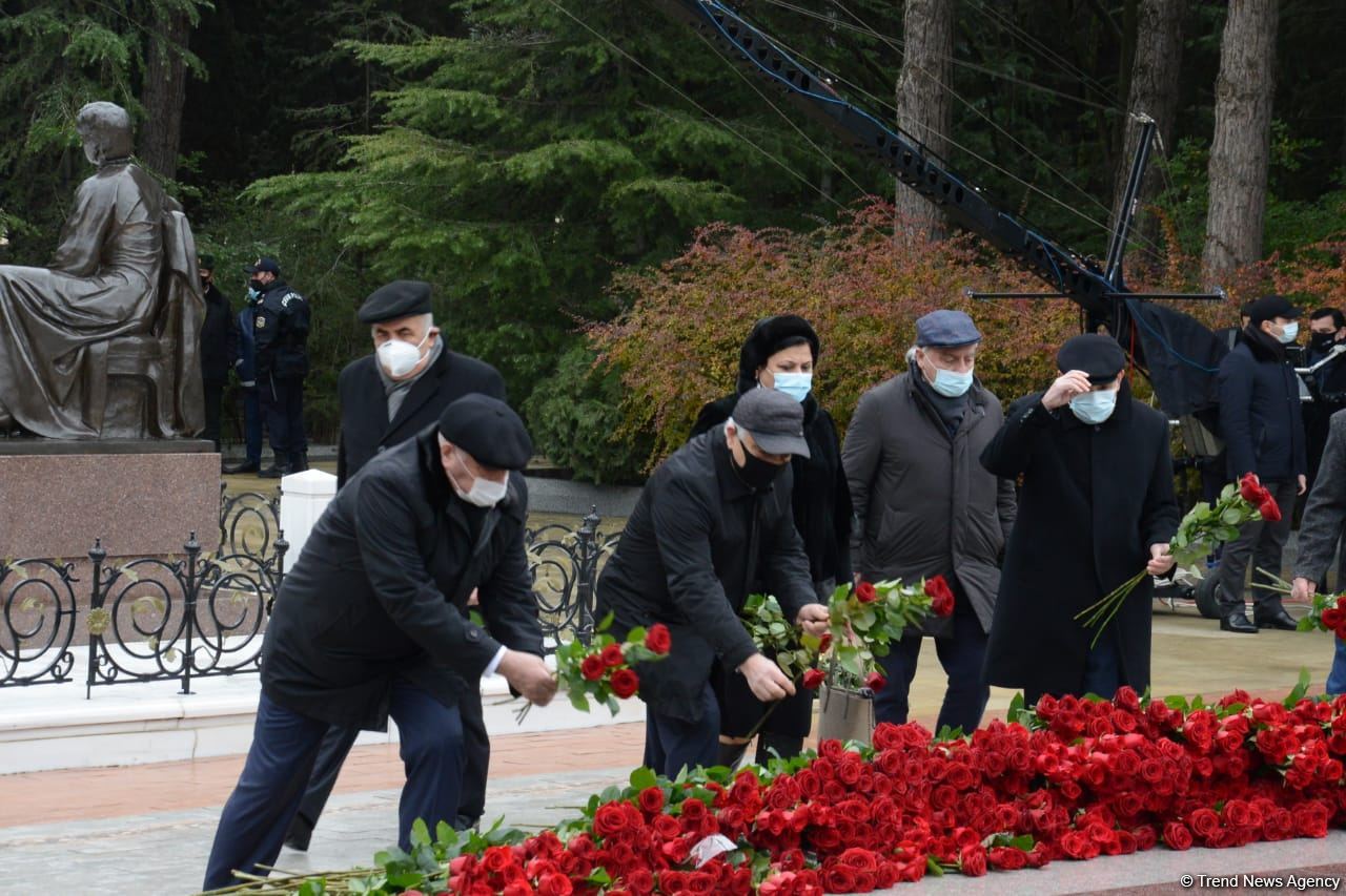 Azərbaycan ictimaiyyəti ulu öndər Heydər Əliyevin xatirəsini yad edir (FOTO)