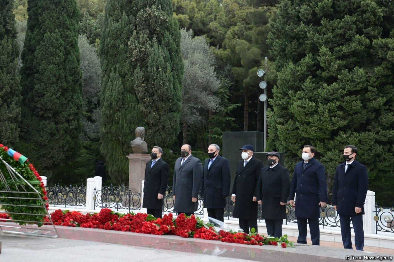 Azərbaycan ictimaiyyəti ulu öndər Heydər Əliyevin xatirəsini yad edir (FOTO)