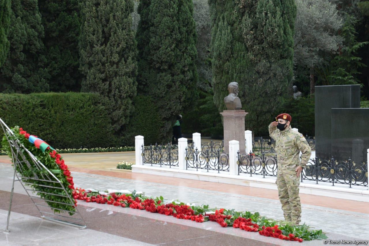 Azərbaycan ictimaiyyəti ulu öndər Heydər Əliyevin xatirəsini yad edir (FOTO)