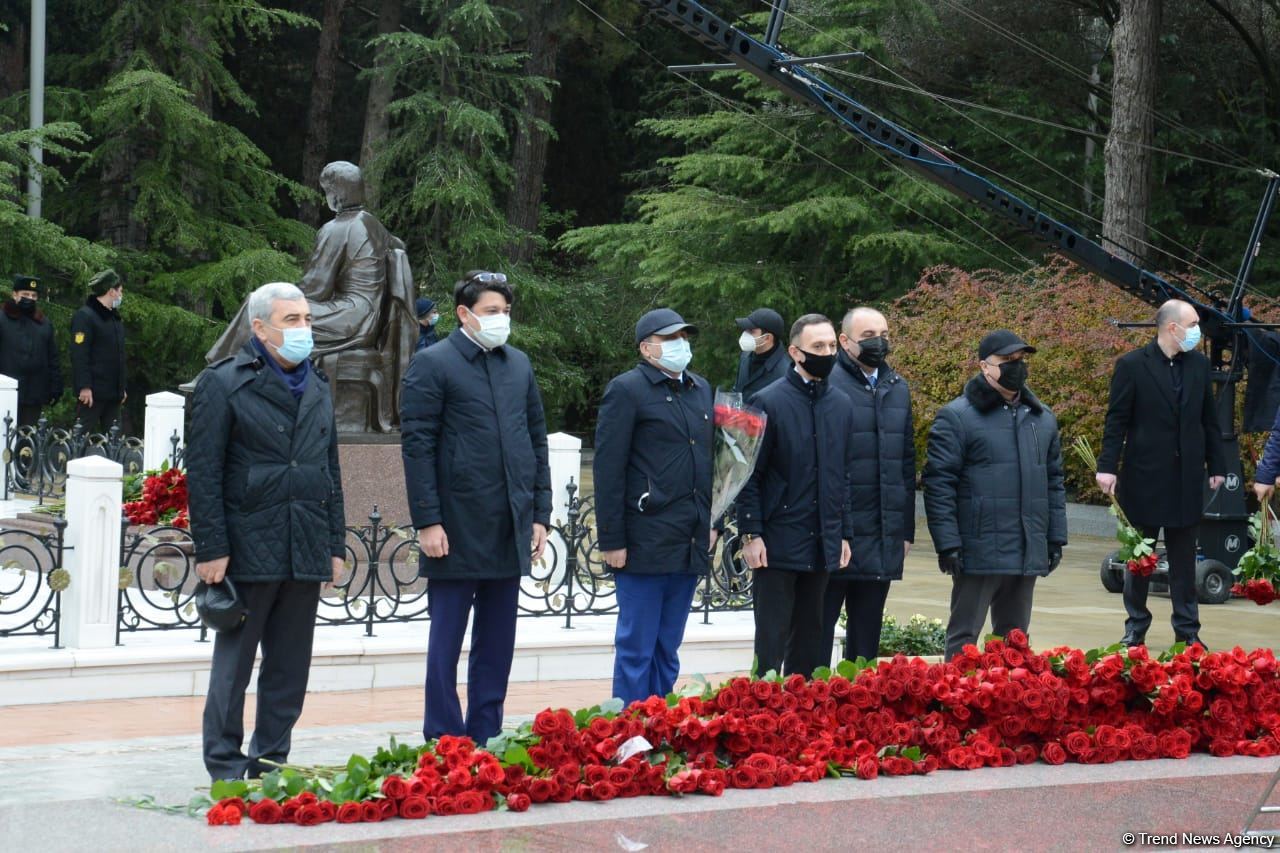 Azərbaycan ictimaiyyəti ulu öndər Heydər Əliyevin xatirəsini yad edir (FOTO)