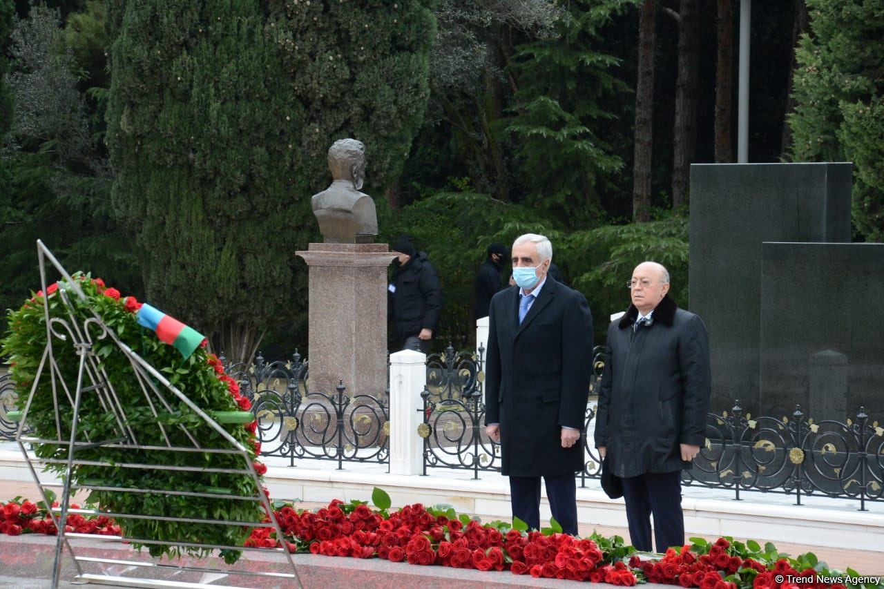Azərbaycan ictimaiyyəti ulu öndər Heydər Əliyevin xatirəsini yad edir (FOTO)