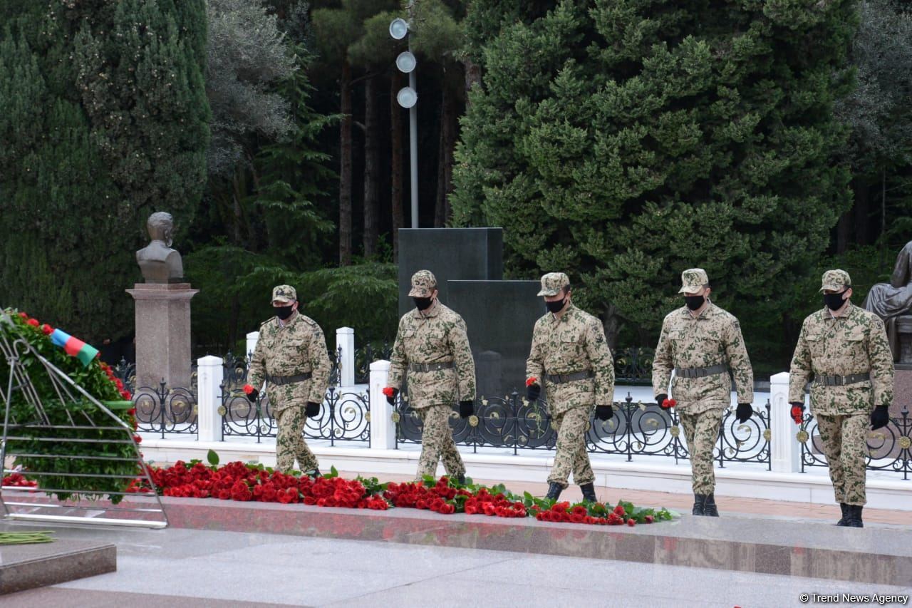 Azərbaycan ictimaiyyəti ulu öndər Heydər Əliyevin xatirəsini yad edir (FOTO)