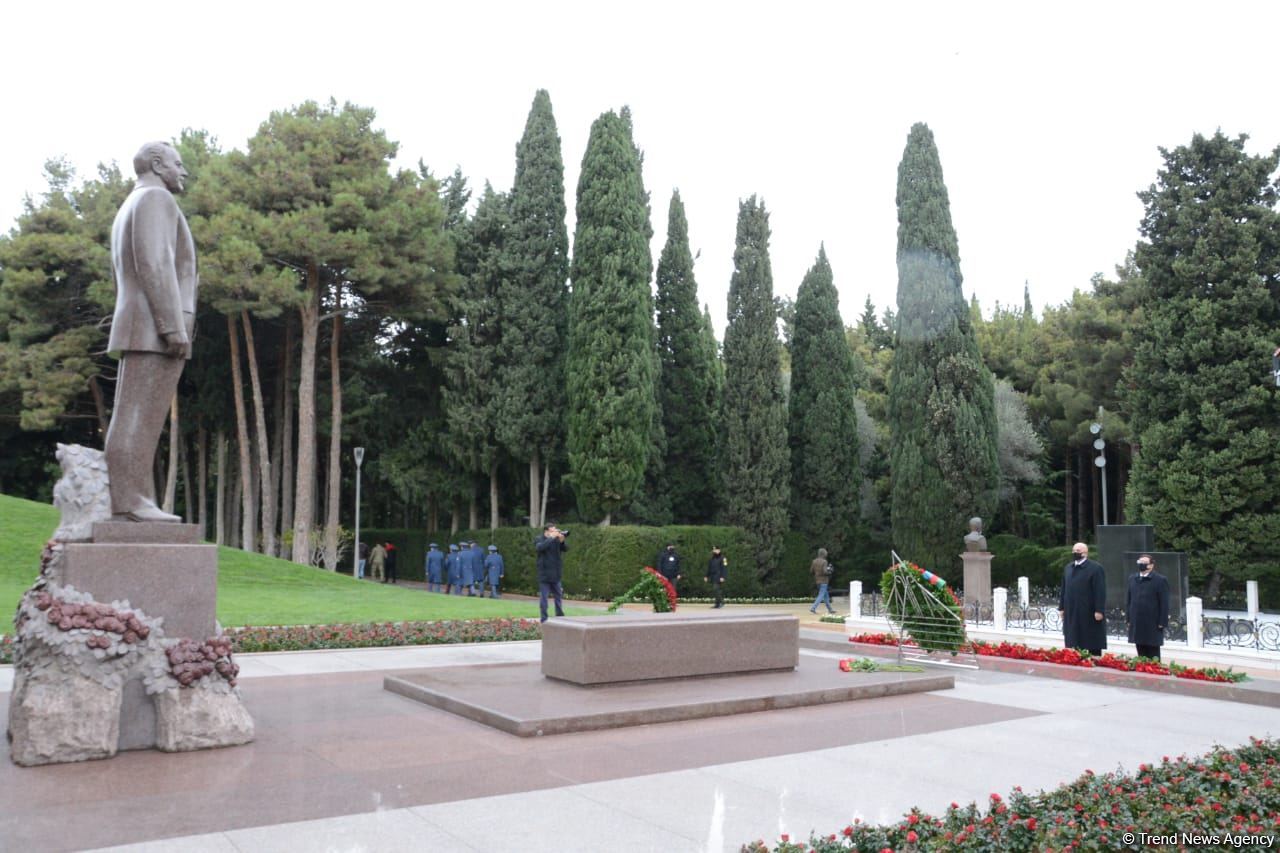 Azərbaycan ictimaiyyəti ulu öndər Heydər Əliyevin xatirəsini yad edir (FOTO)
