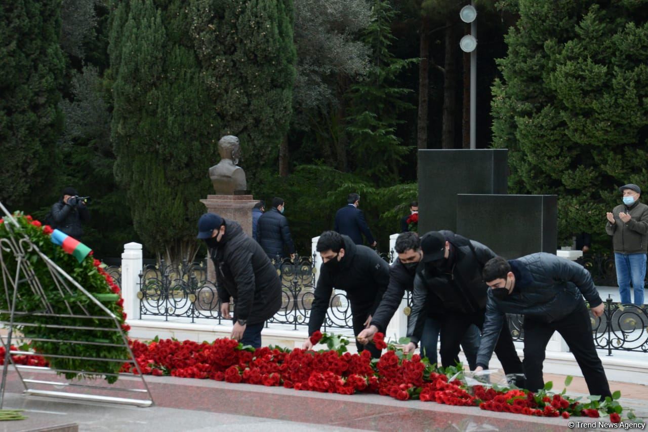 Azərbaycan ictimaiyyəti ulu öndər Heydər Əliyevin xatirəsini yad edir (FOTO)