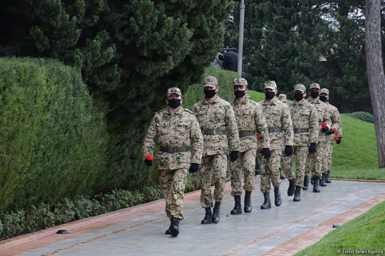 Azərbaycan ictimaiyyəti ulu öndər Heydər Əliyevin xatirəsini yad edir (FOTO)