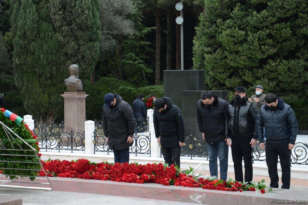 Azərbaycan ictimaiyyəti ulu öndər Heydər Əliyevin xatirəsini yad edir (FOTO)
