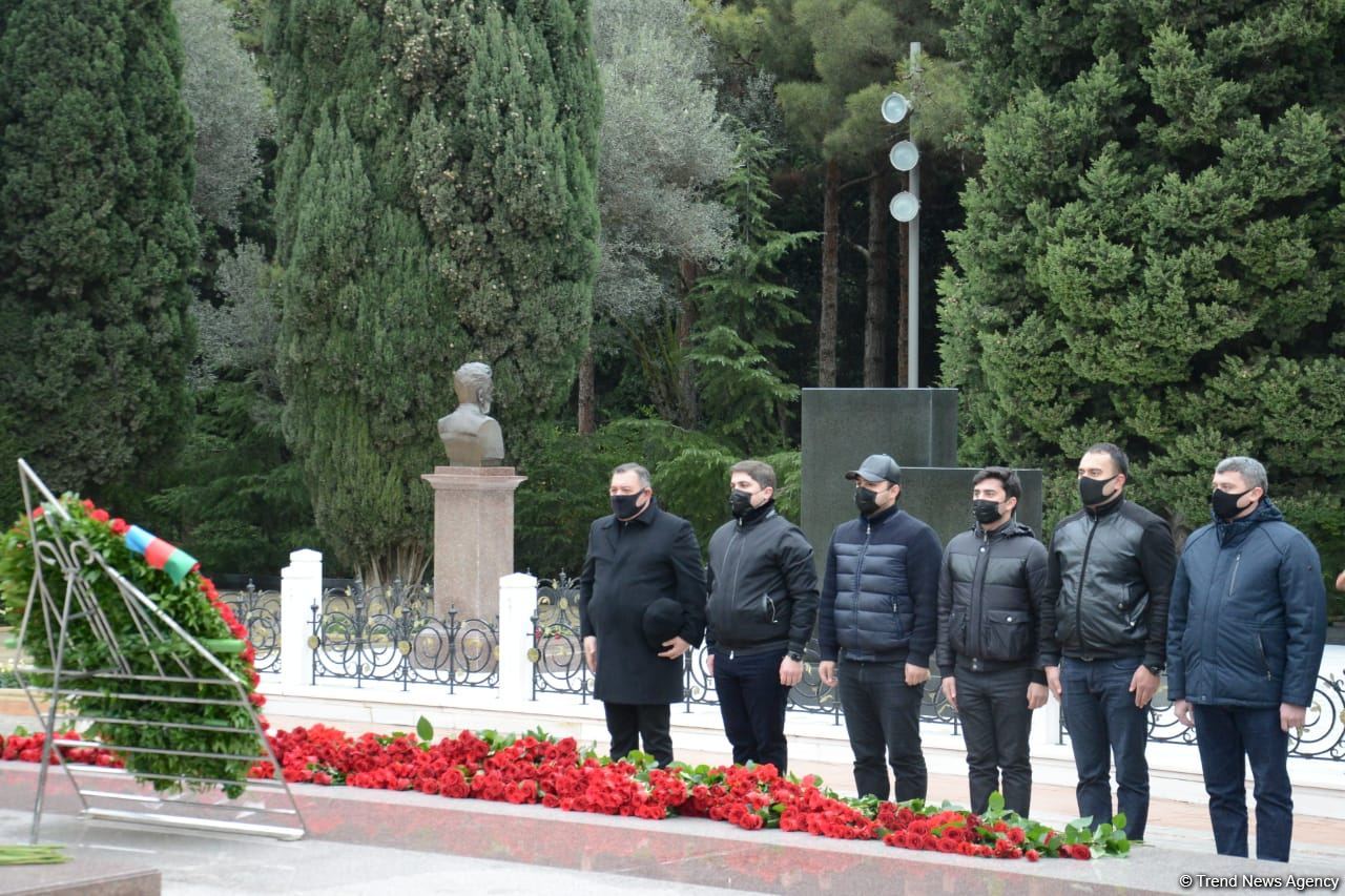 Azərbaycan ictimaiyyəti ulu öndər Heydər Əliyevin xatirəsini yad edir (FOTO)