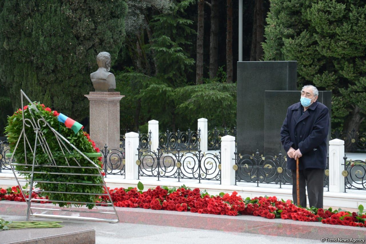 Azərbaycan ictimaiyyəti ulu öndər Heydər Əliyevin xatirəsini yad edir (FOTO)