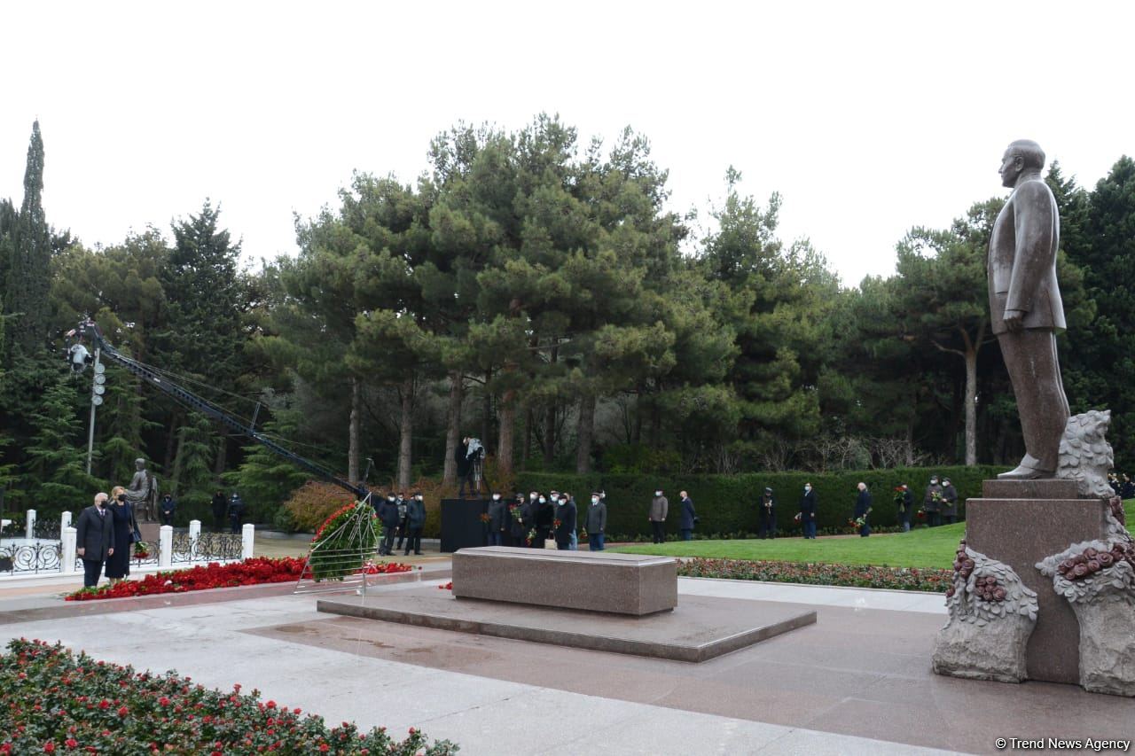 Azərbaycan ictimaiyyəti ulu öndər Heydər Əliyevin xatirəsini yad edir (FOTO)