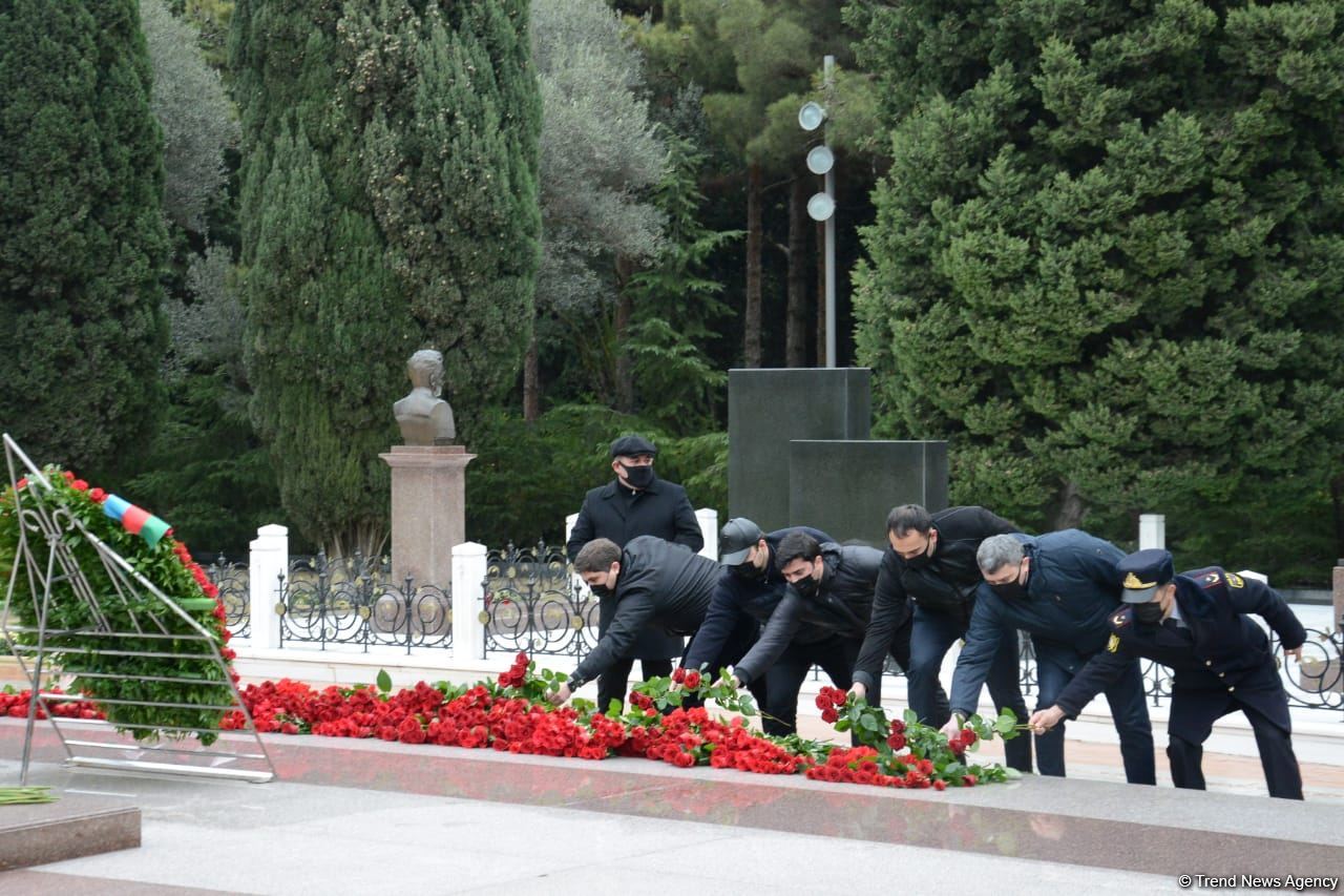Azərbaycan ictimaiyyəti ulu öndər Heydər Əliyevin xatirəsini yad edir (FOTO)