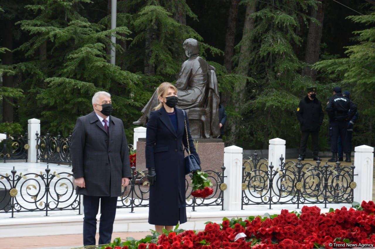 Azərbaycan ictimaiyyəti ulu öndər Heydər Əliyevin xatirəsini yad edir (FOTO)