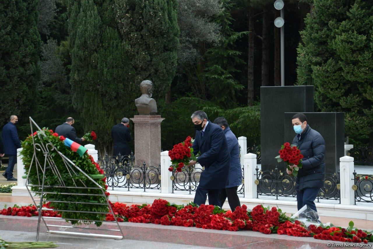 Azərbaycan ictimaiyyəti ulu öndər Heydər Əliyevin xatirəsini yad edir (FOTO)