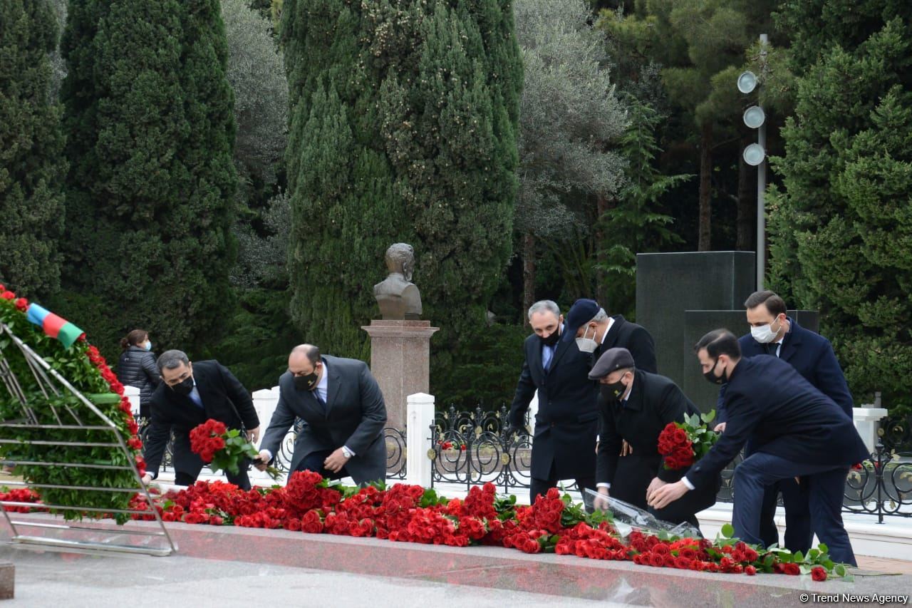 Azərbaycan ictimaiyyəti ulu öndər Heydər Əliyevin xatirəsini yad edir (FOTO)