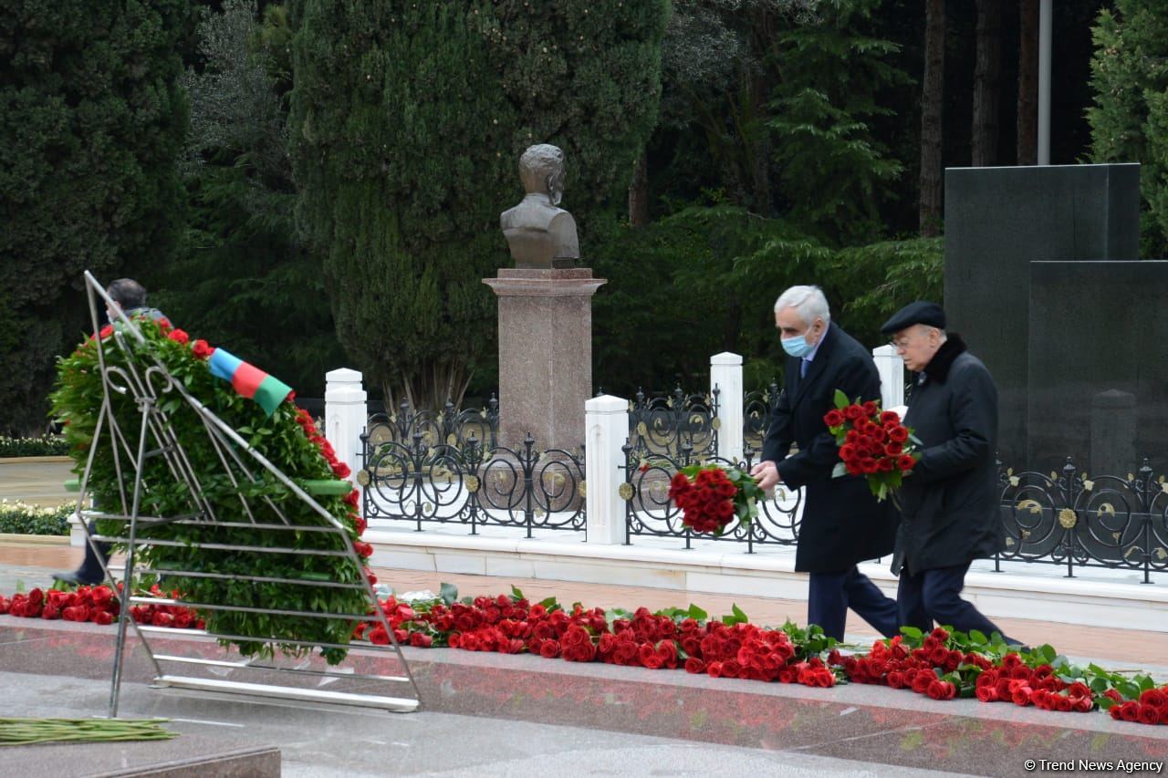 Azərbaycan ictimaiyyəti ulu öndər Heydər Əliyevin xatirəsini yad edir (FOTO)