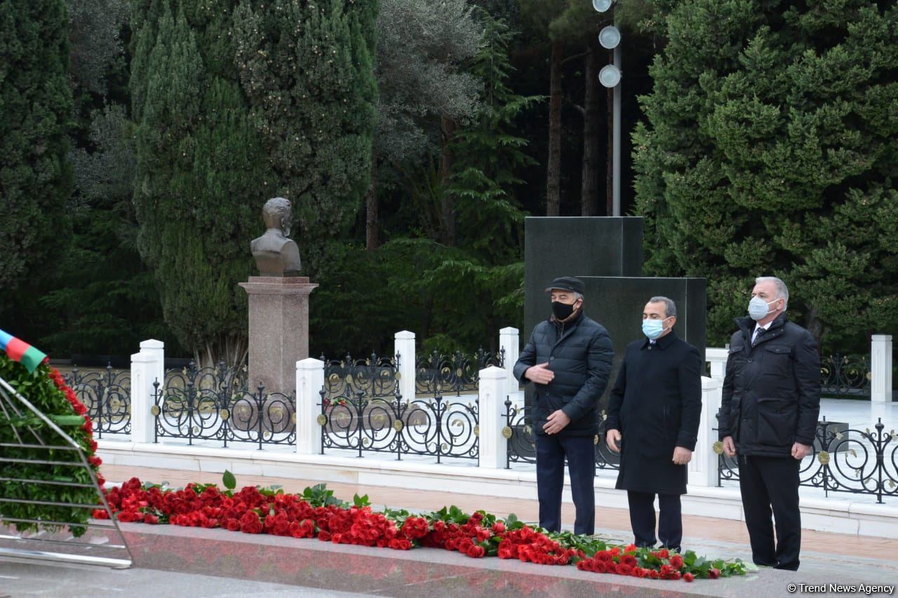 Azərbaycan ictimaiyyəti ulu öndər Heydər Əliyevin xatirəsini yad edir (FOTO)