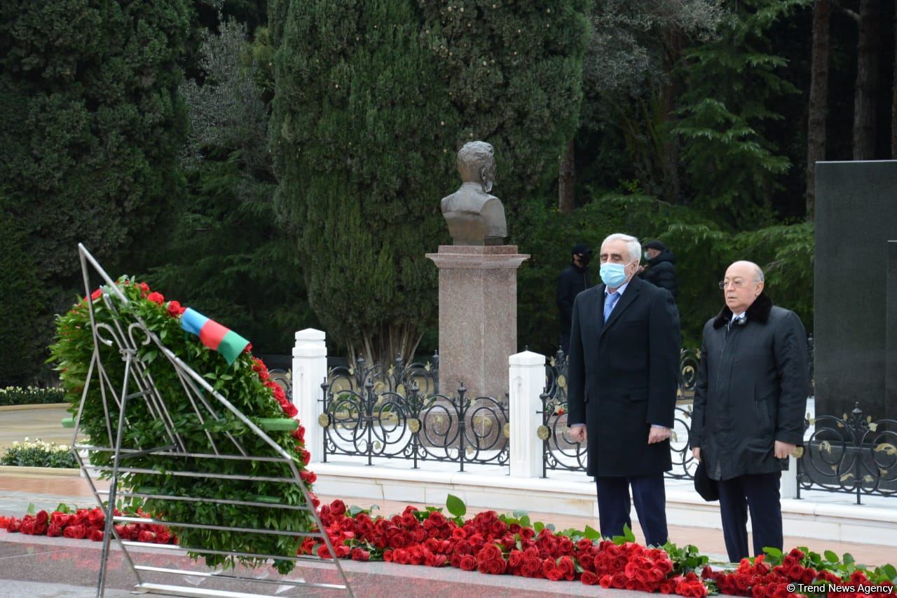 Azərbaycan ictimaiyyəti ulu öndər Heydər Əliyevin xatirəsini yad edir (FOTO)
