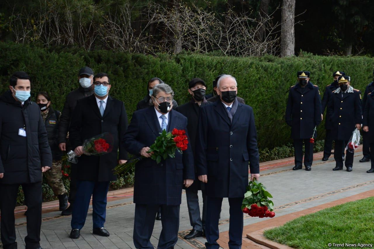 Azərbaycan ictimaiyyəti ulu öndər Heydər Əliyevin xatirəsini yad edir (FOTO)