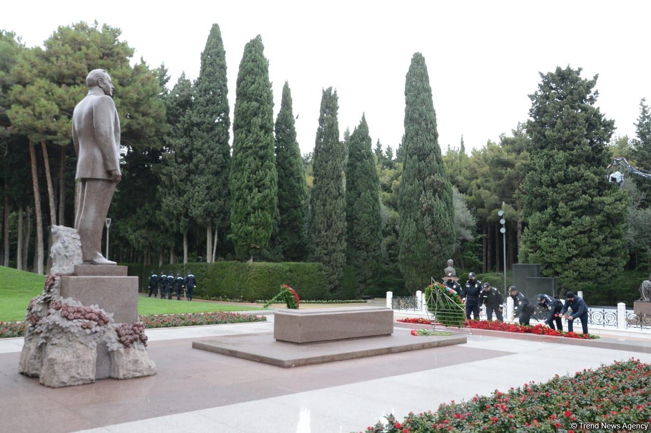 Azərbaycan ictimaiyyəti ulu öndər Heydər Əliyevin xatirəsini yad edir (FOTO)