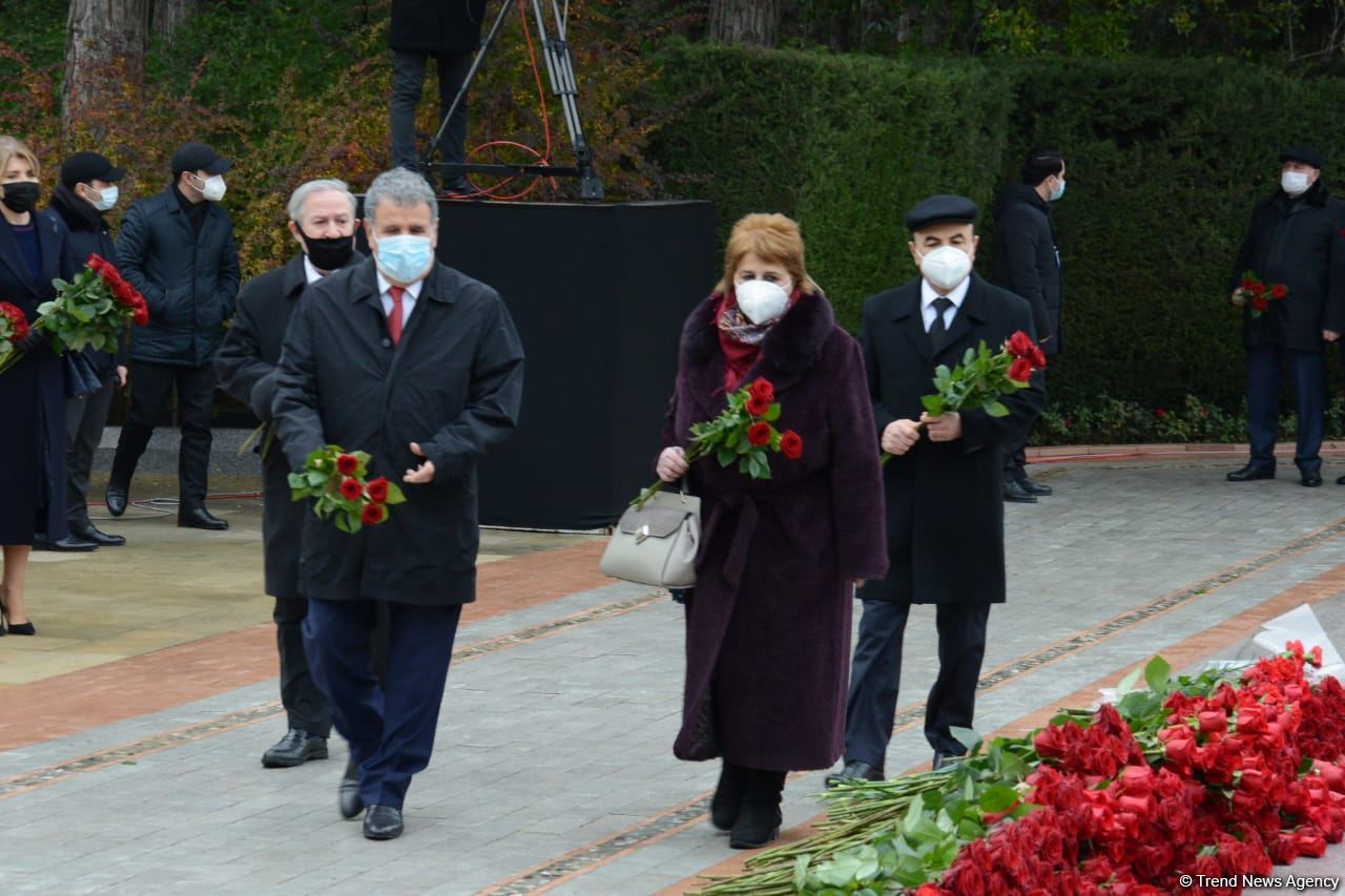 Azərbaycan ictimaiyyəti ulu öndər Heydər Əliyevin xatirəsini yad edir (FOTO)