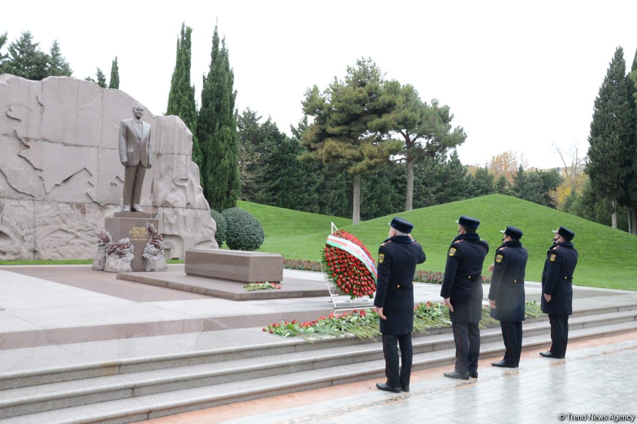 Azərbaycan ictimaiyyəti ulu öndər Heydər Əliyevin xatirəsini yad edir (FOTO)