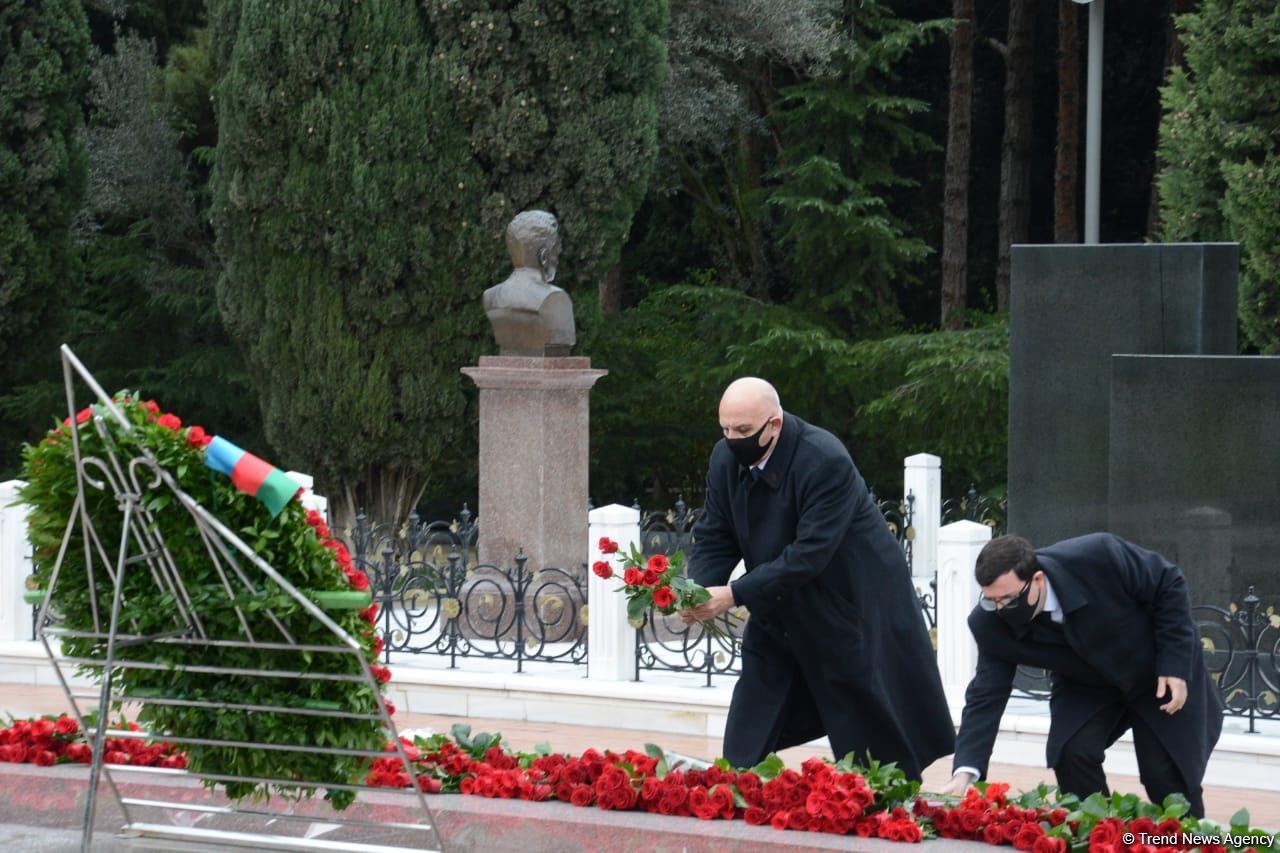 Azərbaycan ictimaiyyəti ulu öndər Heydər Əliyevin xatirəsini yad edir (FOTO)
