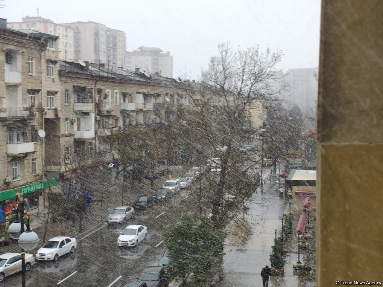 Bakıya qar yağır (FOTO)