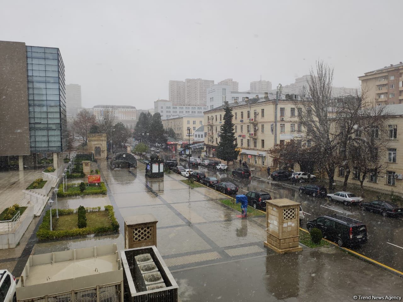 Bakıya qar yağır (FOTO)