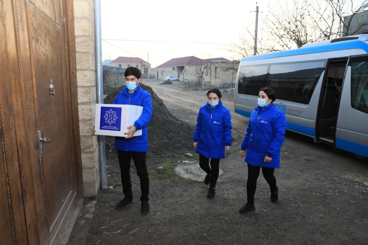 Heydər Əliyev Fondu 100 minədək ailəyə bayram sovqatı göndərib (FOTO)