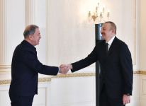 Prezident İlham Əliyev Türkiyənin milli müdafiə nazirinin başçılıq etdiyi nümayəndə heyətini qəbul edib (YENİLƏNİB) (VİDEO)