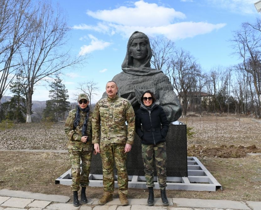 Üzeyir Hacıbəyli, Natəvan və Bülbülün heykəlləri Şuşaya qaytarılıb (FOTO)
