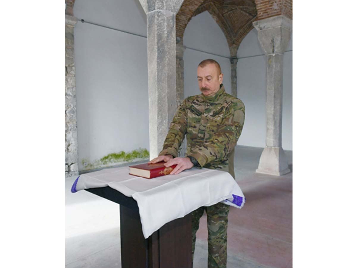 Prezident İlham Əliyev Şuşa şəhərindəki Saatlı məscidinə “Qurani-Şərif” hədiyyə edib