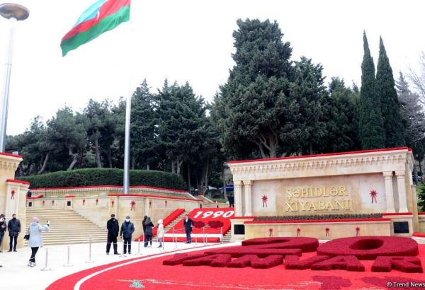 Şəhidlər Xiyabanında son tamamlama işləri görülür (FOTO)