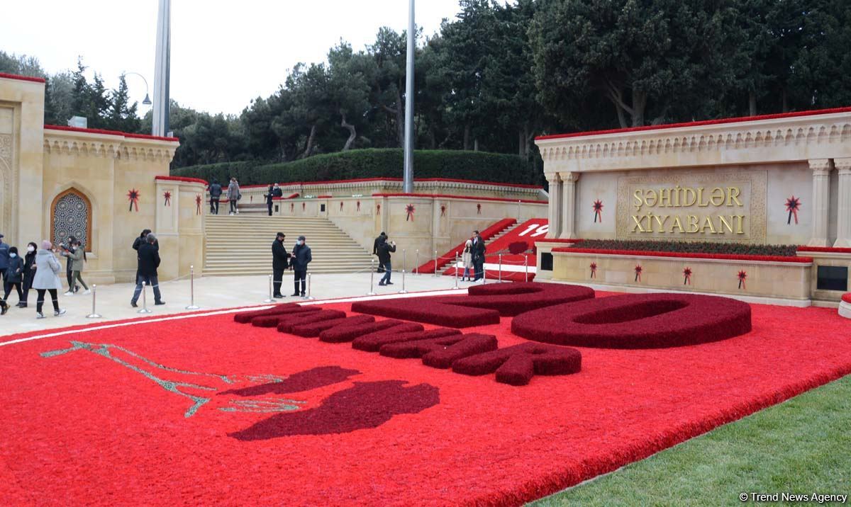 Şəhidlər Xiyabanında son tamamlama işləri görülür (FOTO)