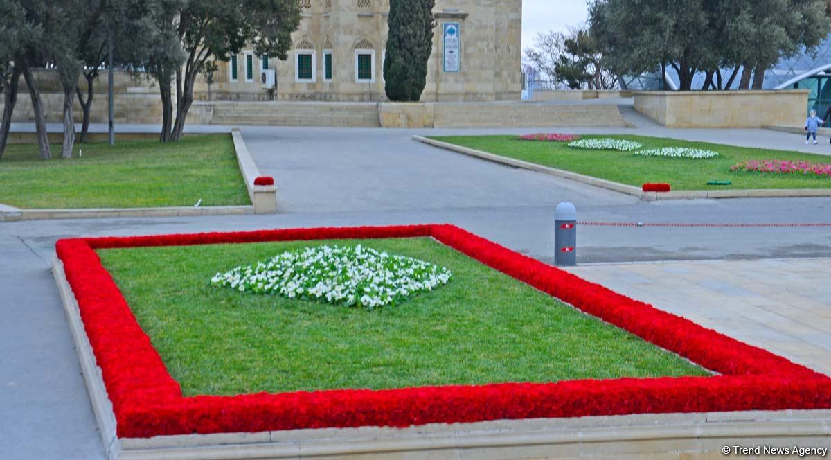 Şəhidlər Xiyabanında son tamamlama işləri görülür (FOTO)