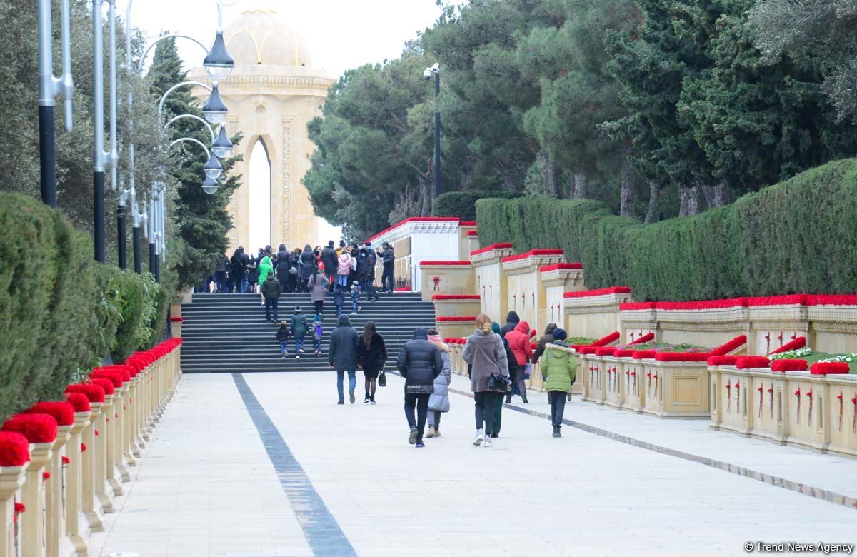 Şəhidlər Xiyabanında son tamamlama işləri görülür (FOTO)