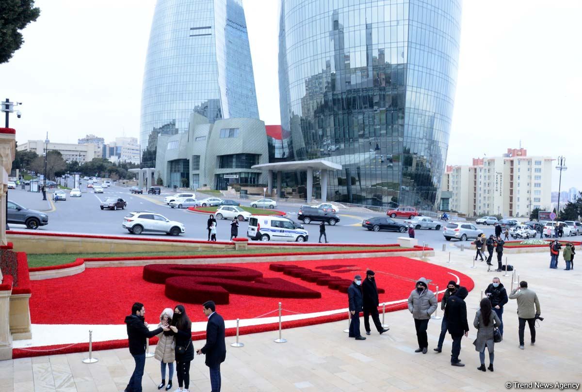 Şəhidlər Xiyabanında son tamamlama işləri görülür (FOTO)