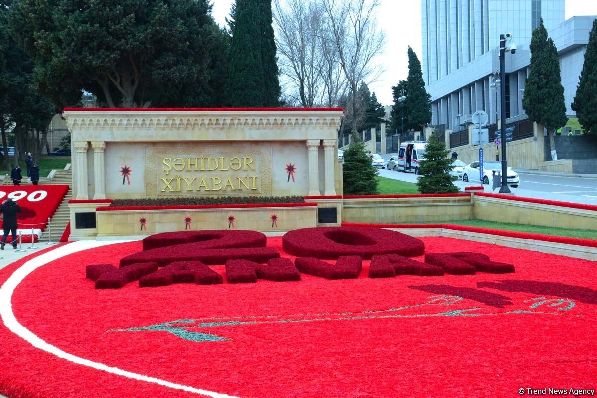 Şəhidlər Xiyabanında son tamamlama işləri görülür (FOTO)