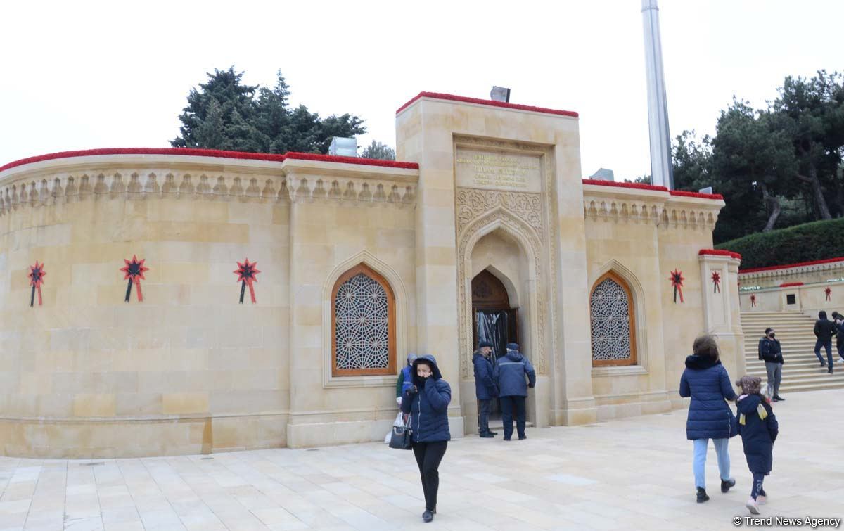 Şəhidlər Xiyabanında son tamamlama işləri görülür (FOTO)