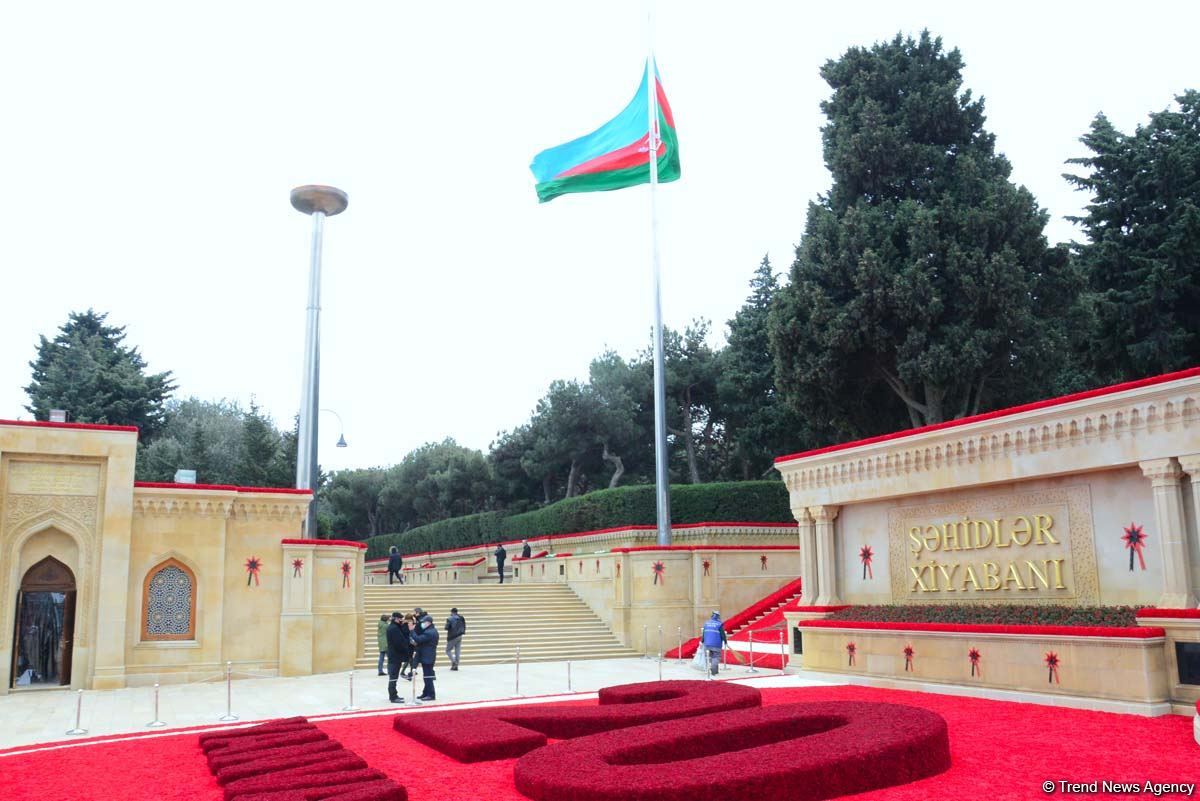 Şəhidlər Xiyabanında son tamamlama işləri görülür (FOTO)