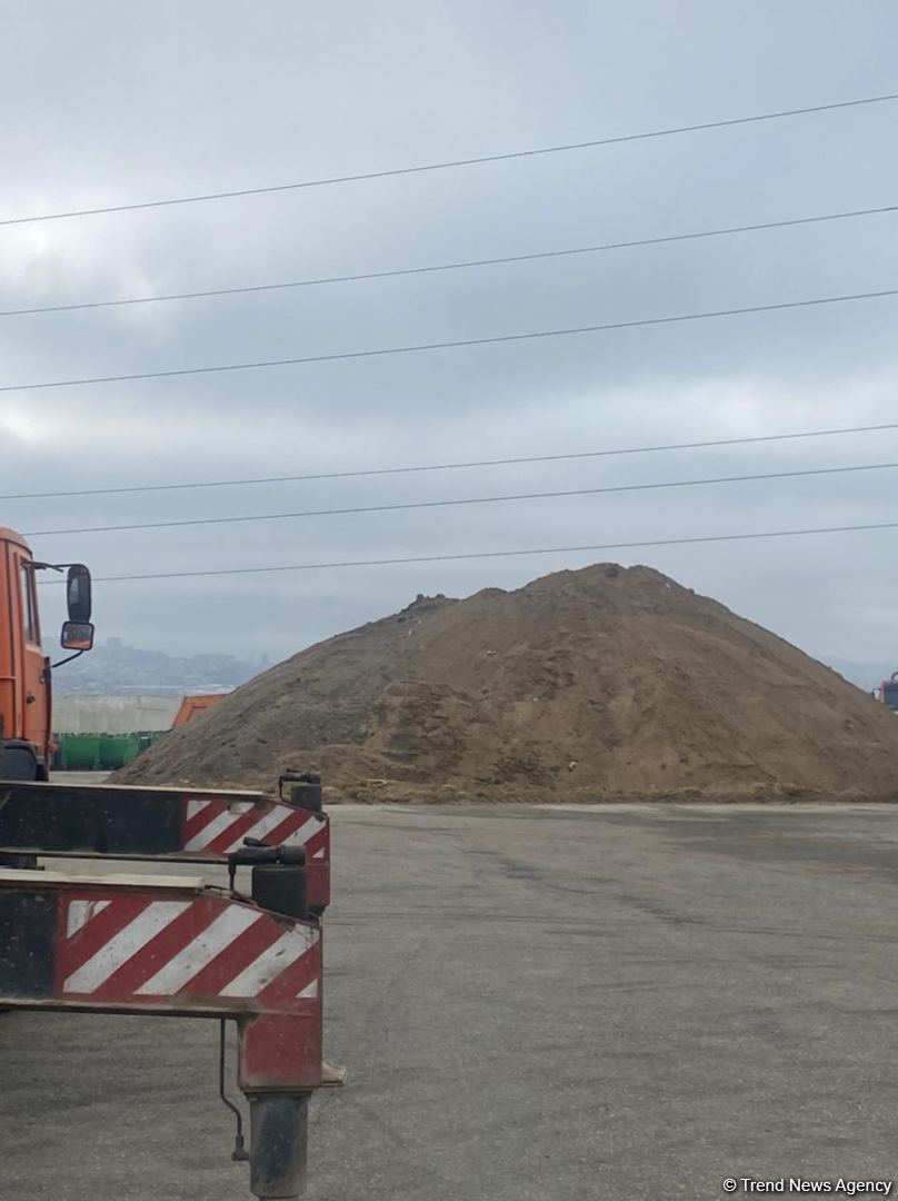 Bakıda qarlı havaya görə 50-dən çox texnika hazır vəziyyətə gətirildi (FOTO)
