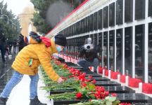 Azərbaycan xalqı 20 Yanvar faciəsi qurbanlarının əziz xatirəsini yad edir (FOTO)