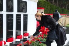 Azərbaycan xalqı 20 Yanvar faciəsi qurbanlarının əziz xatirəsini yad edir (FOTO)