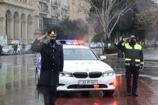 Şəhidlərin xatirəsi bir dəqiqəlik sükutla yad edildi, hərəkət dayandırıldı (FOTO/VİDEO)